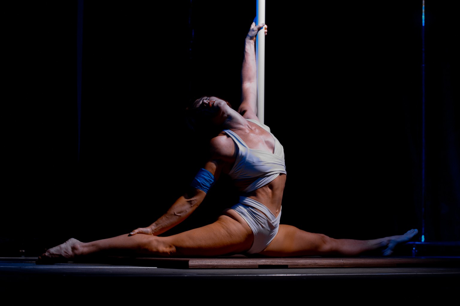 Performance de pole dance sur scène